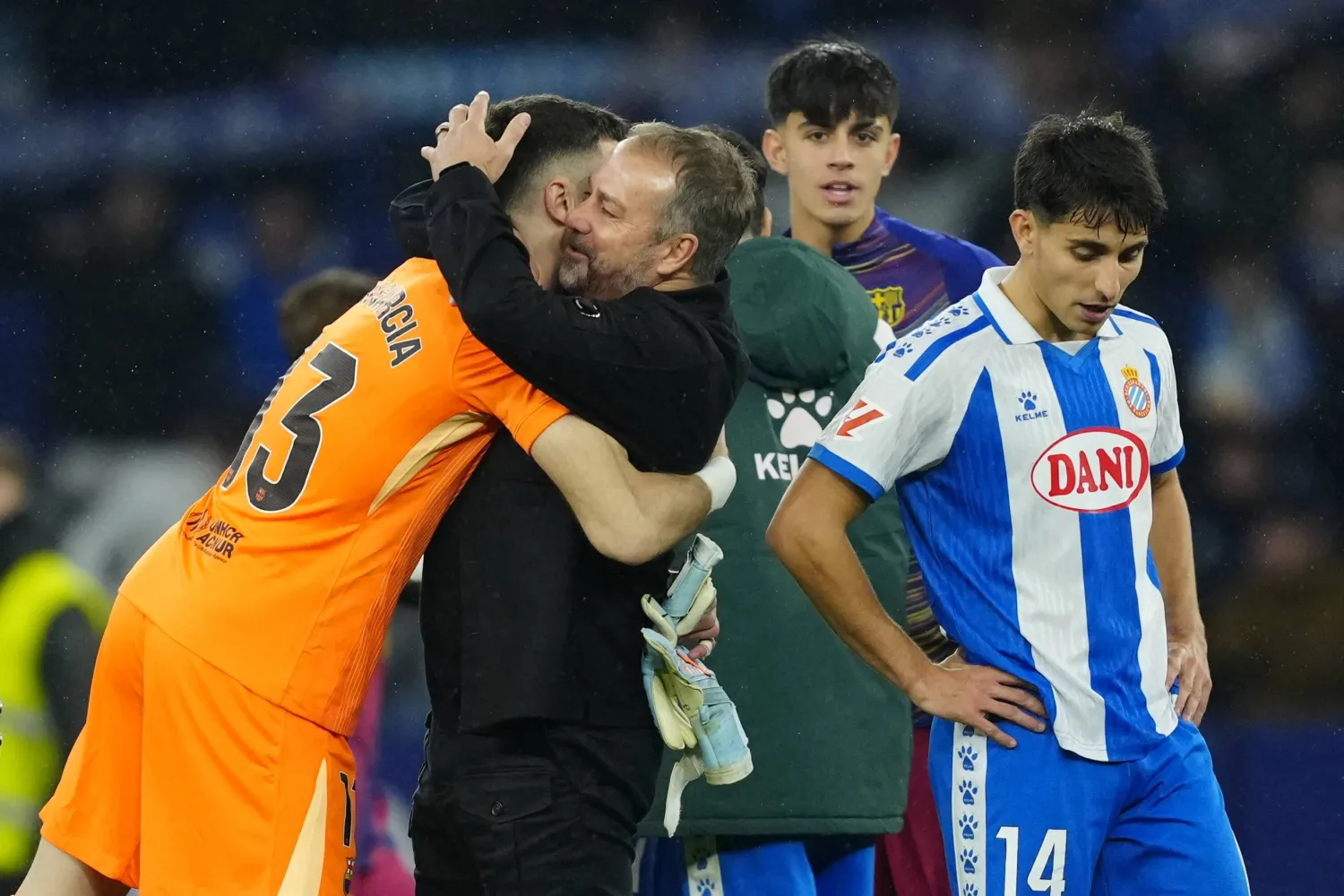 فليك يعانق غارسيا في نهاية المباراة (إ.ب.أ)