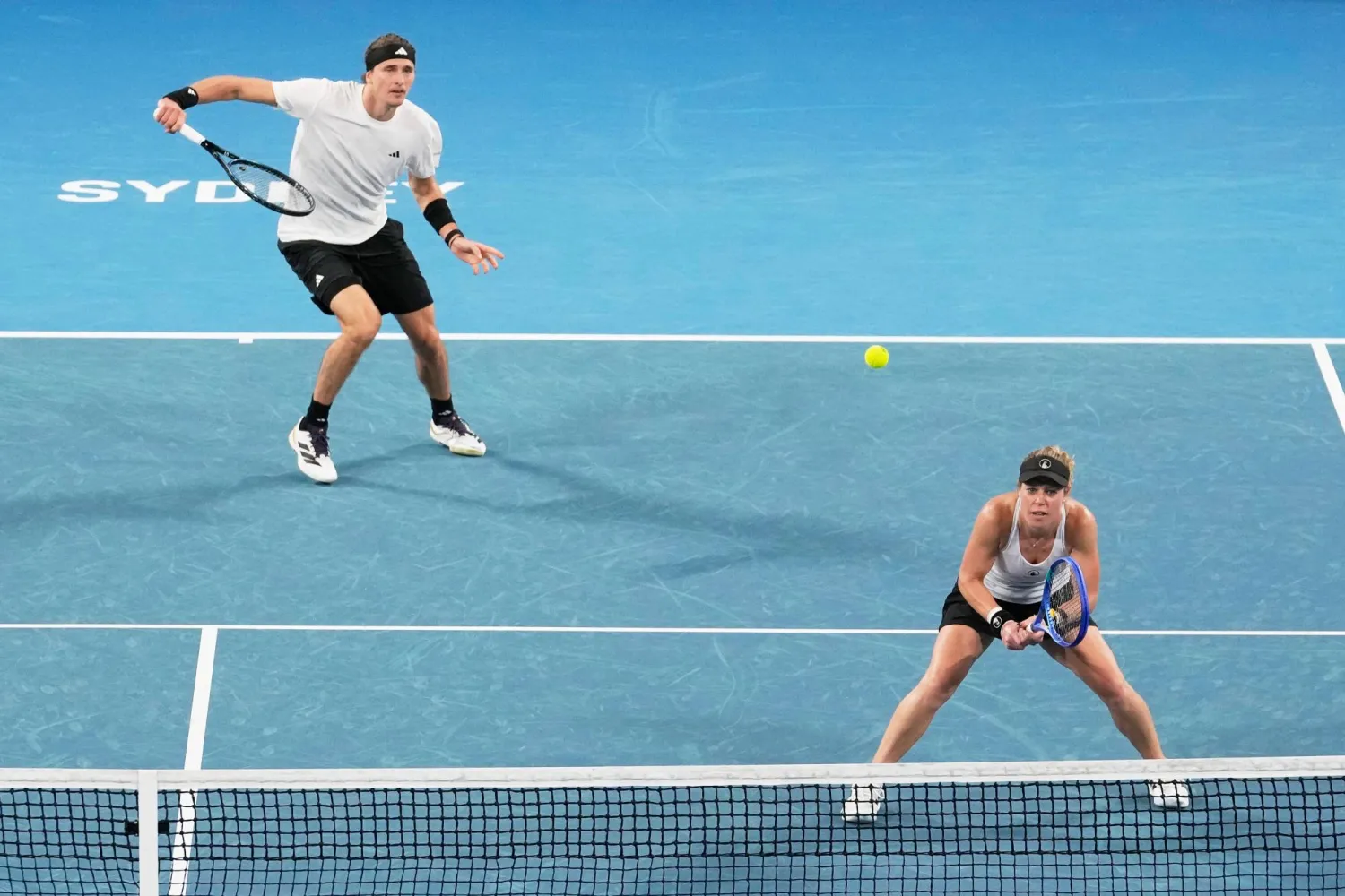 لورا سيغموند (يمين) وألكسندر زفيريف (يسار) ضد ديمي شورس وتالون غريكسبور (أ.ب)