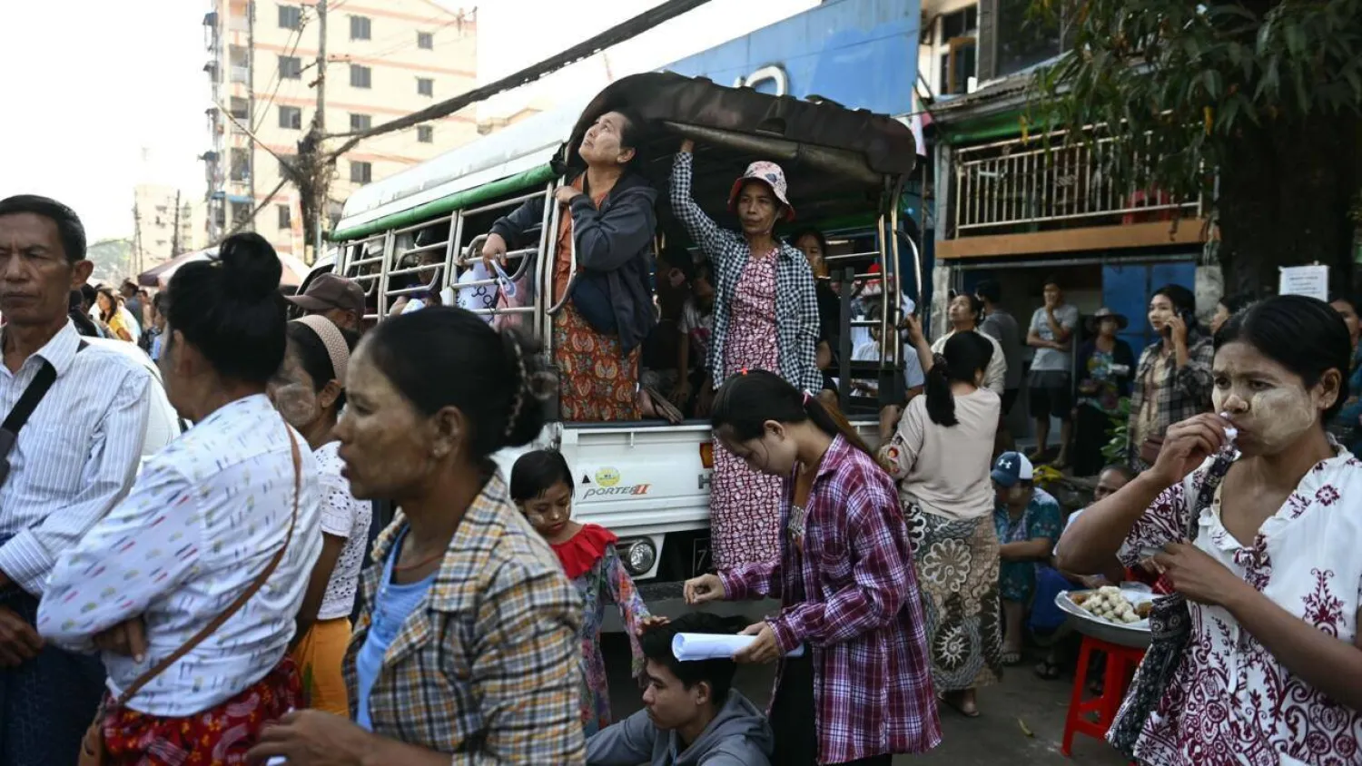 Relatives wait for prisoners to be released during an annual amnesty to mark Myanmar's independence day outside Insein prison in Yangon. Sai Aung MAIN / AFP
