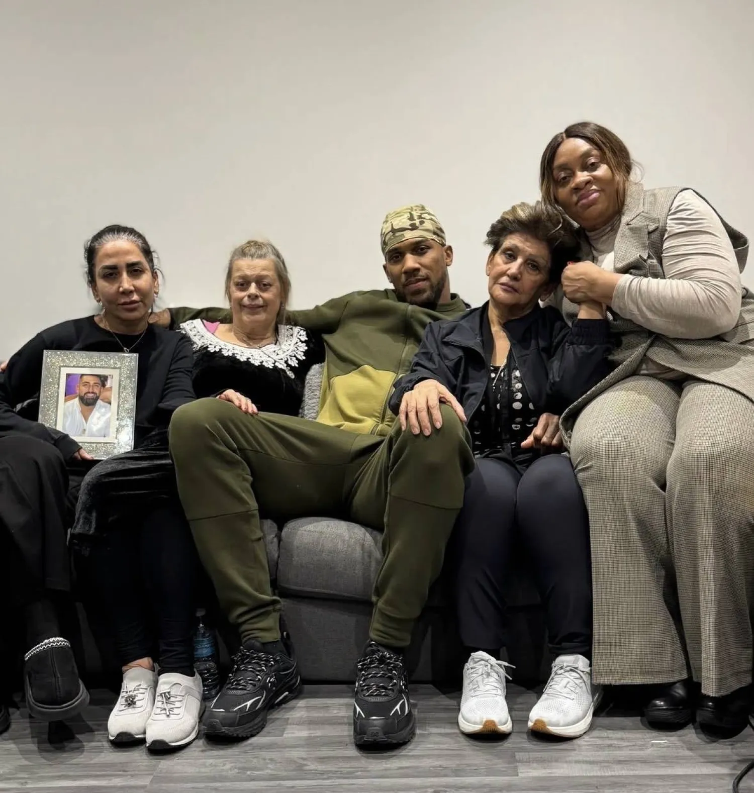 أنتوني جوشوا ووالدته و3 سيدات أخريات إحداهن تمسك بصورة الراحل سينا جامي (إنستغرام)