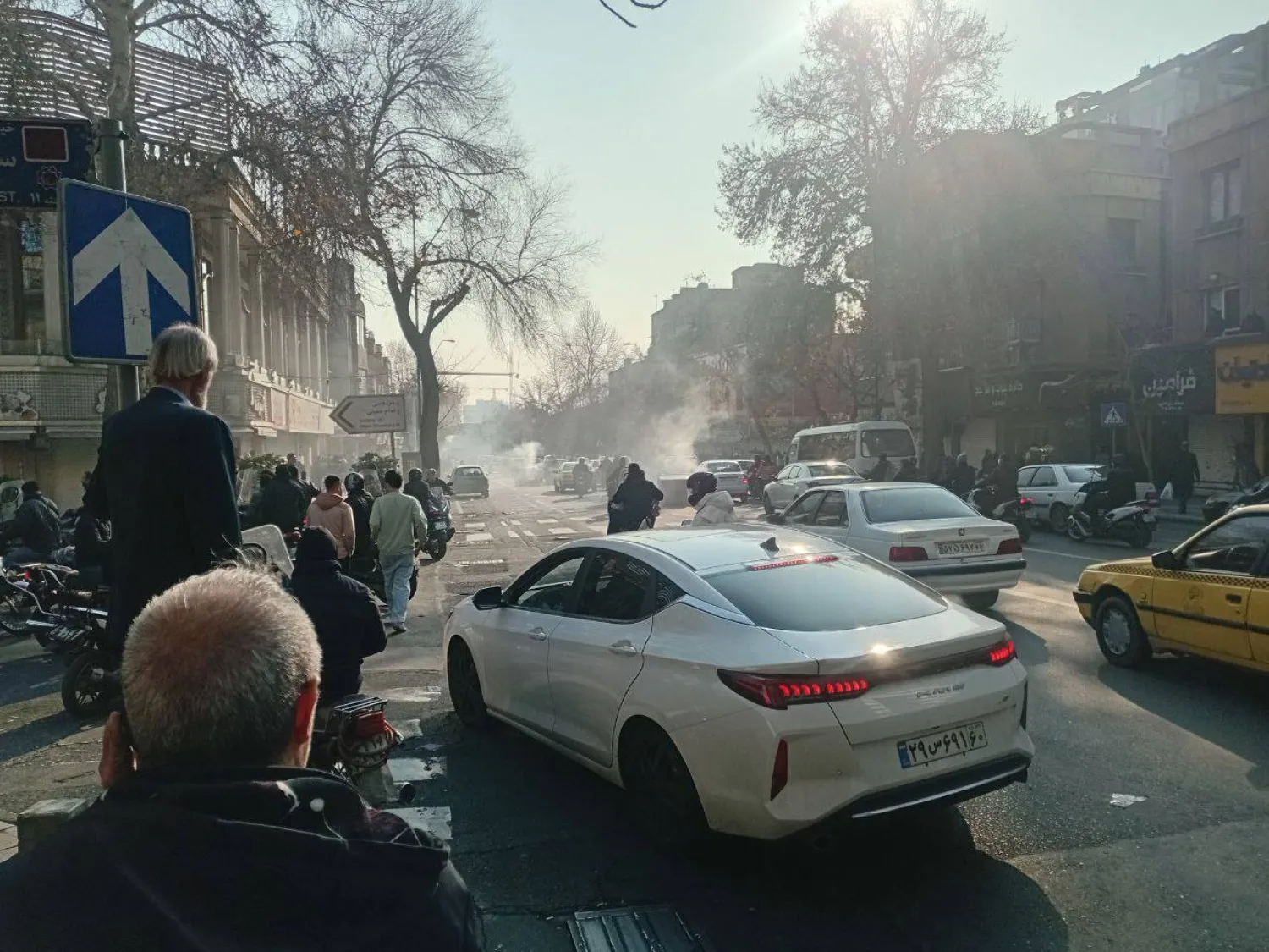 الشرطة تطلق الغاز المسيل للدموع لتفريق متظاهرين في بازار طهران الأحد (تلغرام)