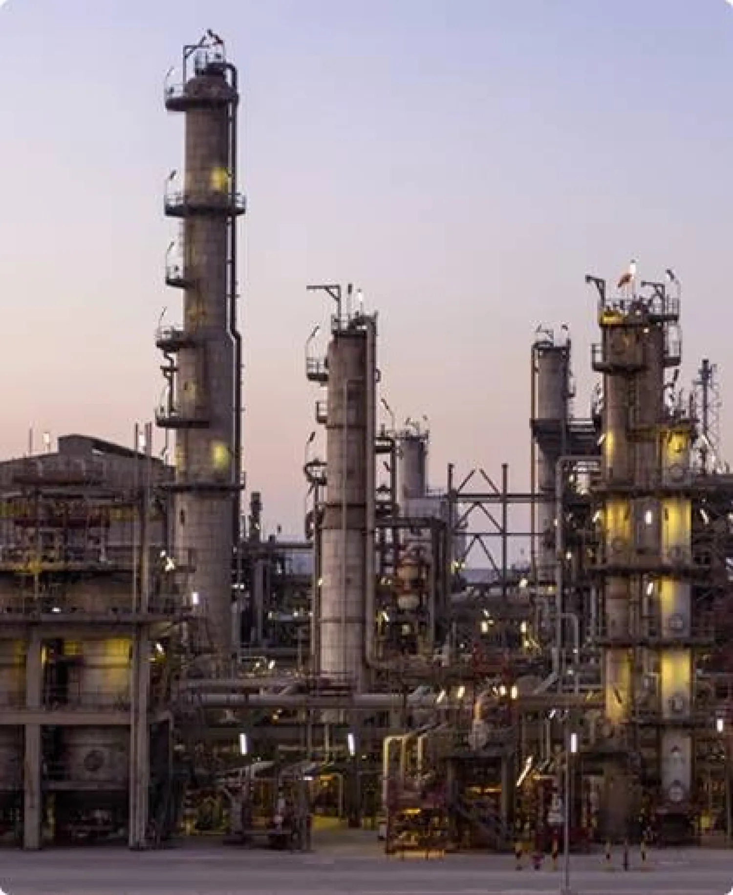 أحد المصانع السعودية (وزارة الصناعة والثروة المعدنية)