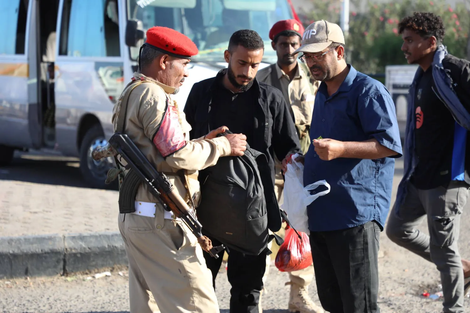 قوات تابعة للمجلس الانتقالي الجنوبي تدير نقاط تفتيش في عدن (إ.ب.أ)