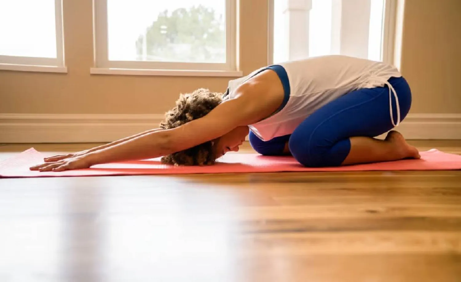 تمرين وضعية الطفل من أكثر تمارين الإطالة فاعلية لتهدئة أسفل الظهر (مجلة ﺑرﻳﻔﻨﺸن)