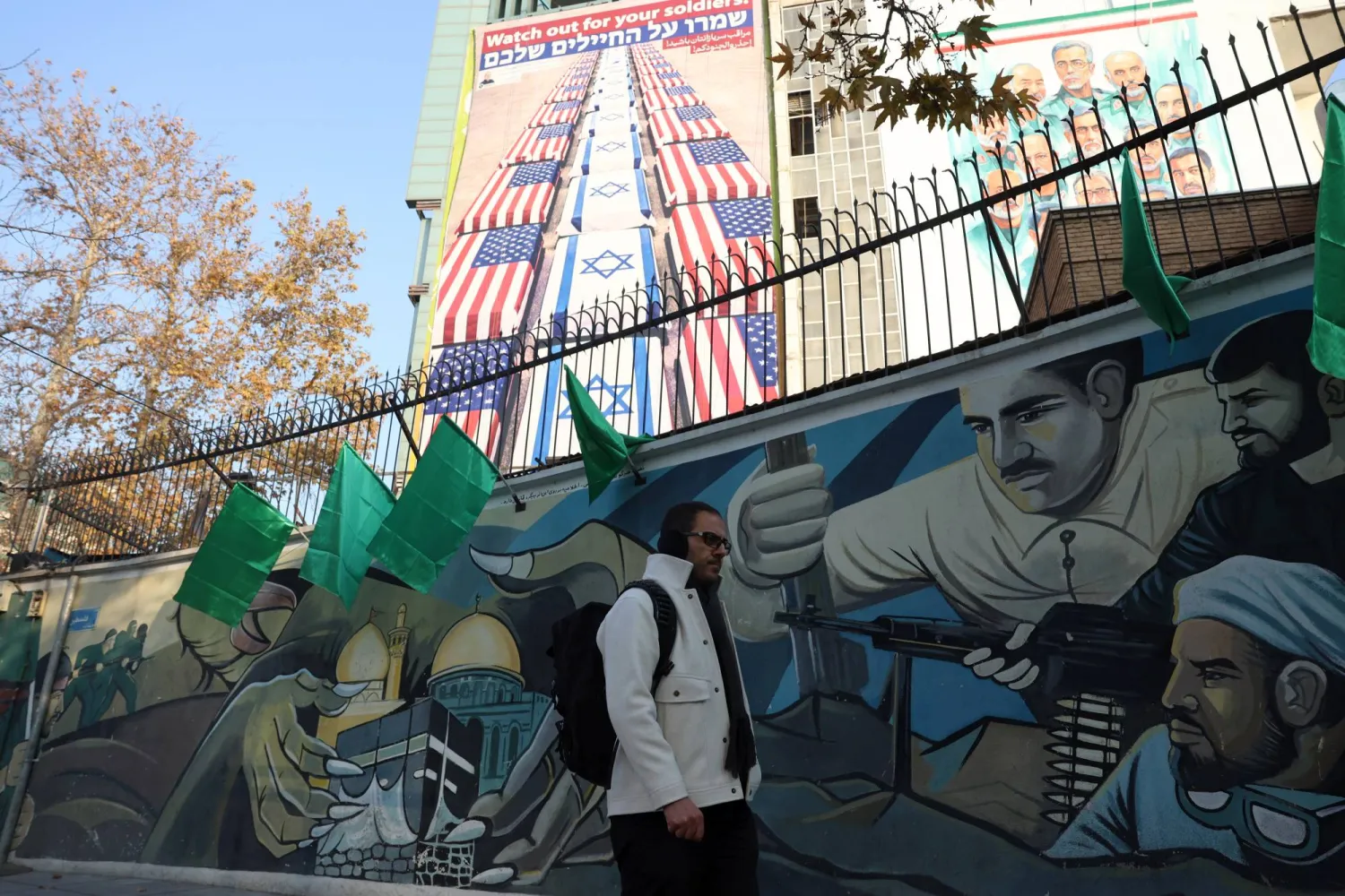 لوحة دعائية مناهضة للولايات المتحدة وإسرائيل في ميدان فلسطين وسط طهران تحمل رسالة من أمين المجلس الأعلى للأمن القومي علي لاريجاني كُتب فيها: «انتبهوا لجنودكم»، ردّاً على دعم الرئيس الأميركي دونالد ترمب للاحتجاجات المناهضة للحكومة (إ.ب.أ)