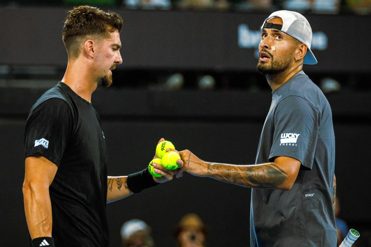 ثاناسي كوكيناكيس ونيك كيريوس (أ.ف.ب)