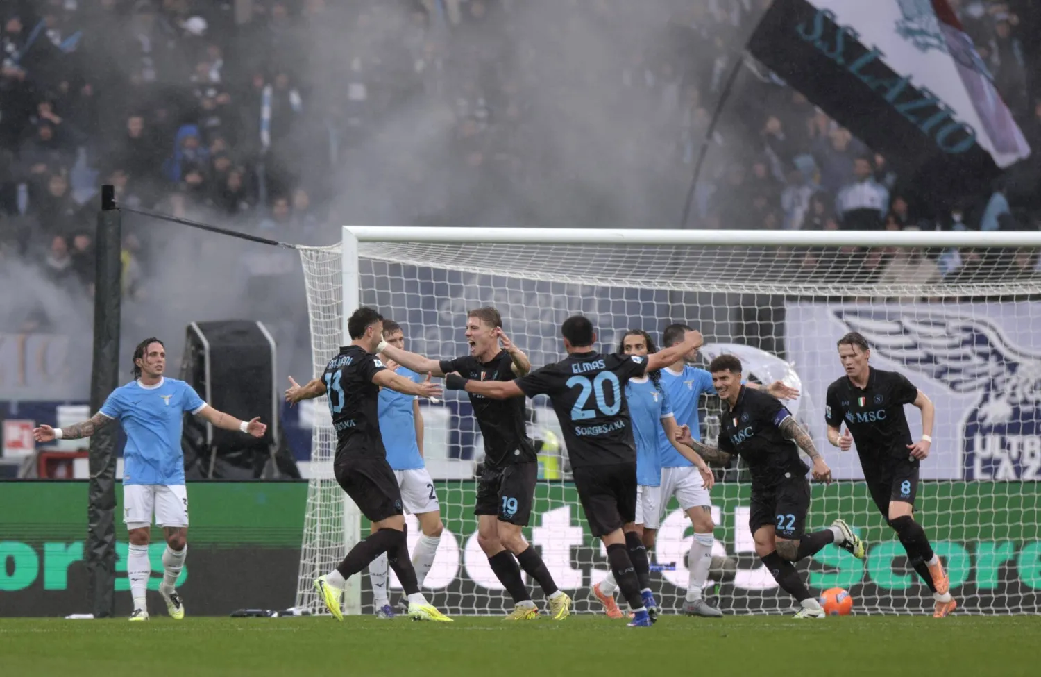 قفز نابولي إلى المركز الثاني مؤقتاً بعد فوزه على مضيفه لاتسيو 2-0 (رويترز)