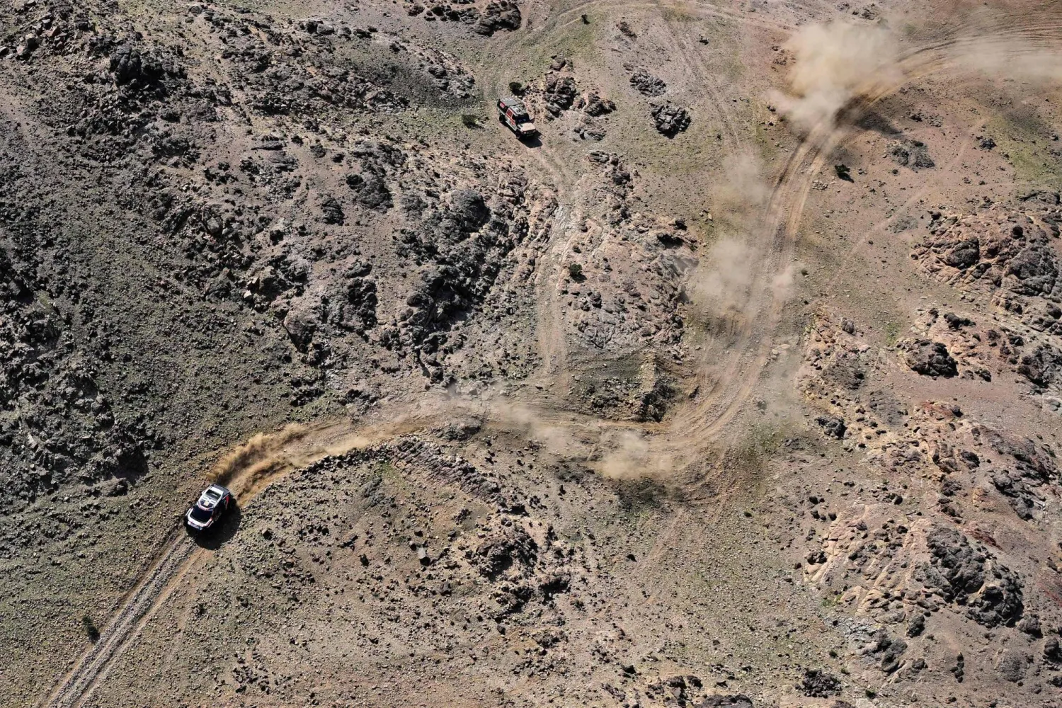 يتنافس السائق الفرنسي سيباستيان لوب وملاحه الفرنسي إدوار بولانجيه في المرحلة الأولى (أ.ف.ب)