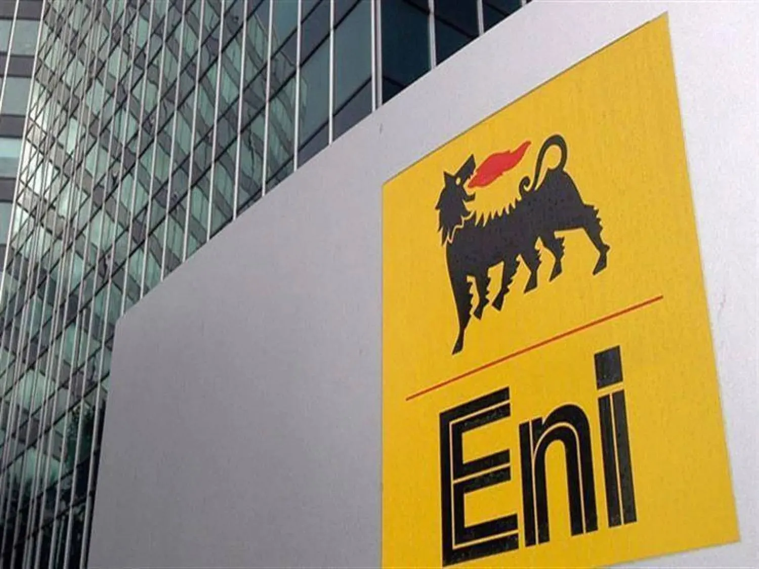 شعار شركة «إيني» الإيطالية التي تراقب تطورات فنزويلا خشية تأثر أعمالها بقطاع الغاز (د.ب.أ)