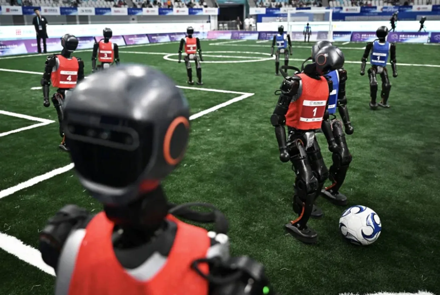 تنافست الروبوتات في مباراة كرة قدم (أ.ف.ب)