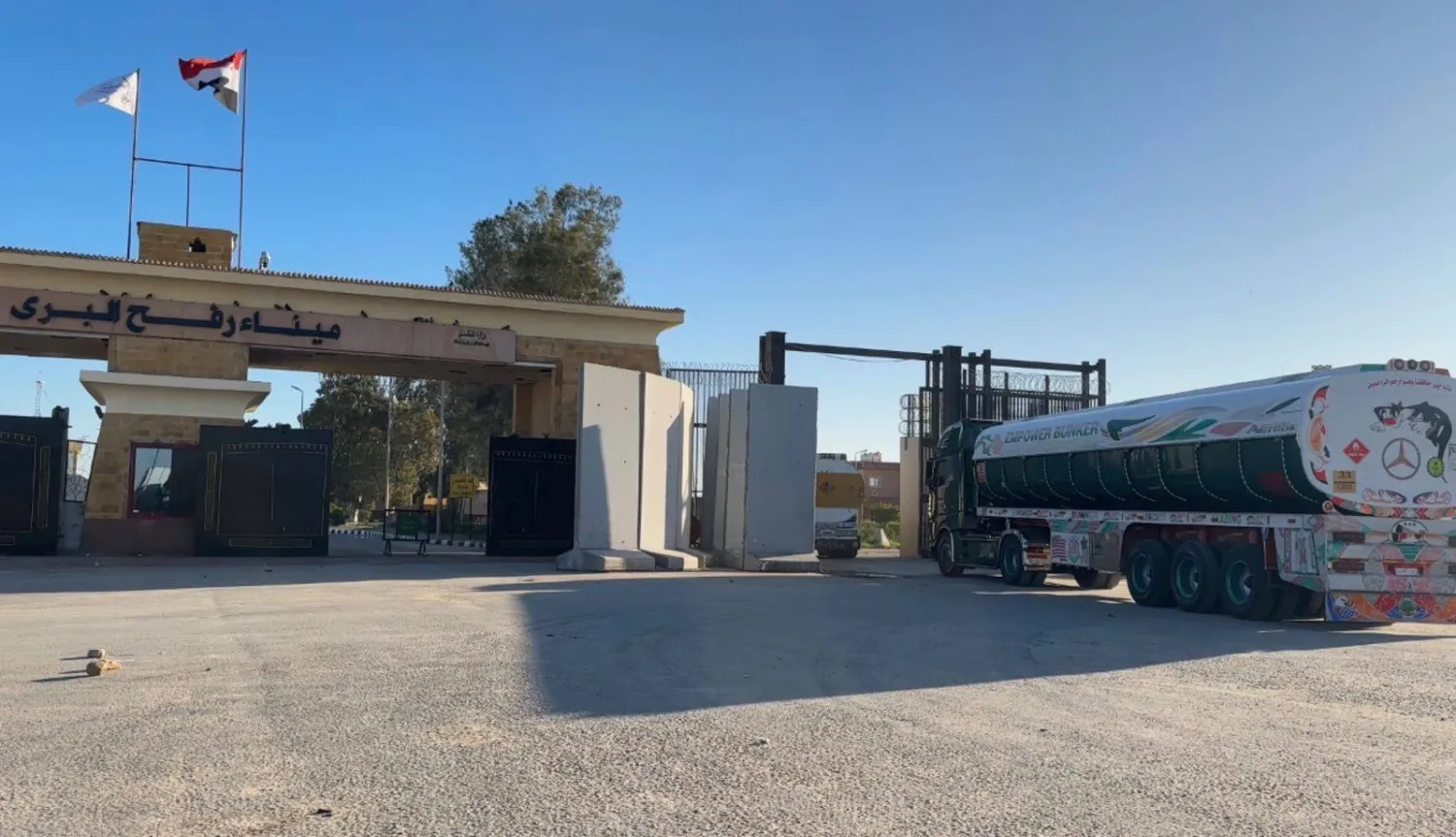 شاحنة وقود مصرية في طريقها إلى قطاع غزة وسط تسريبات إسرائيلية عن قرب افتتاح معبر رفح في الاتجاهين (الهلال الأحمر المصري)