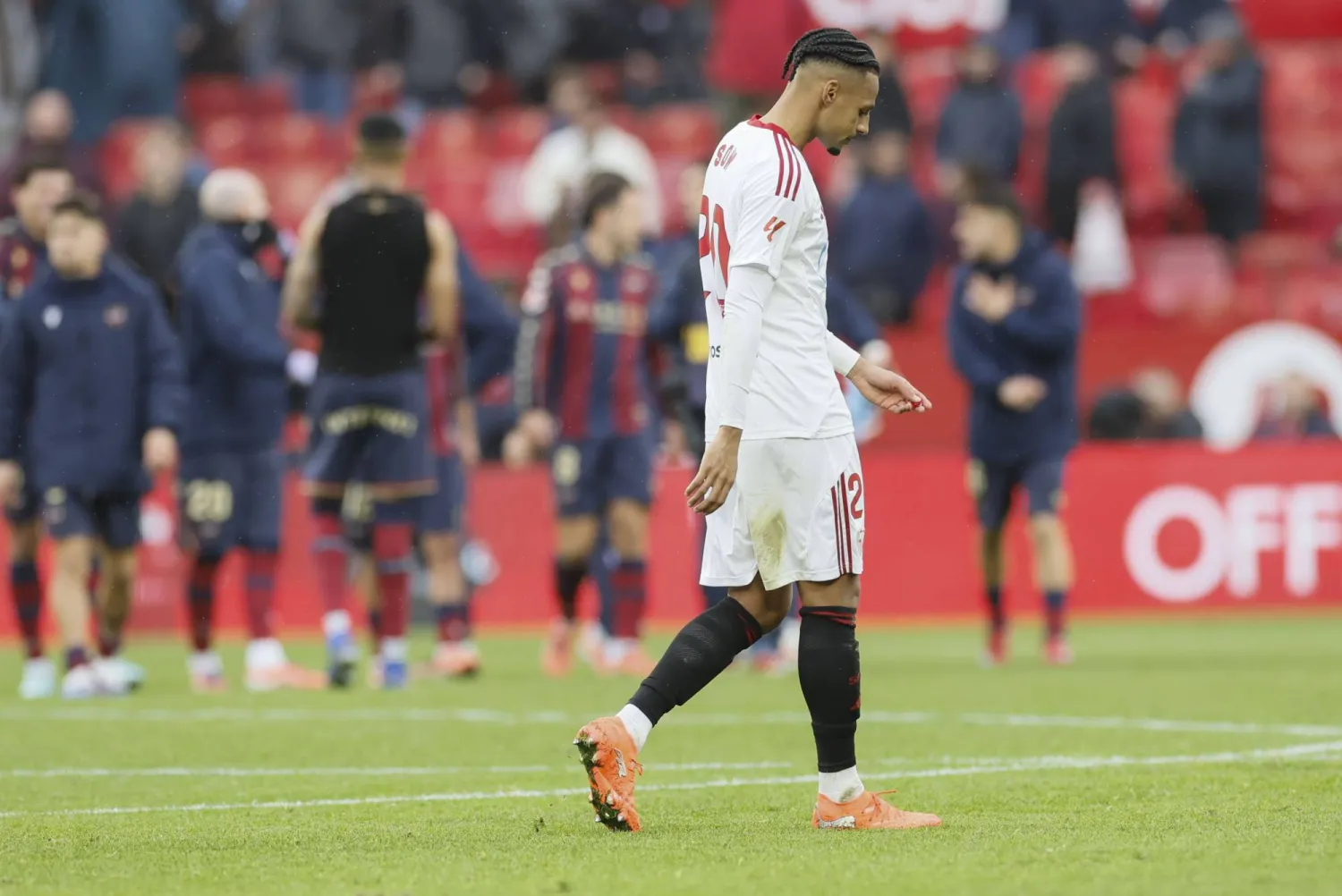 جبريل سو لاعب إشبيلية حزين بعد الهزيمة بثلاثية أمام ليفانتي (إ.ب.أ)