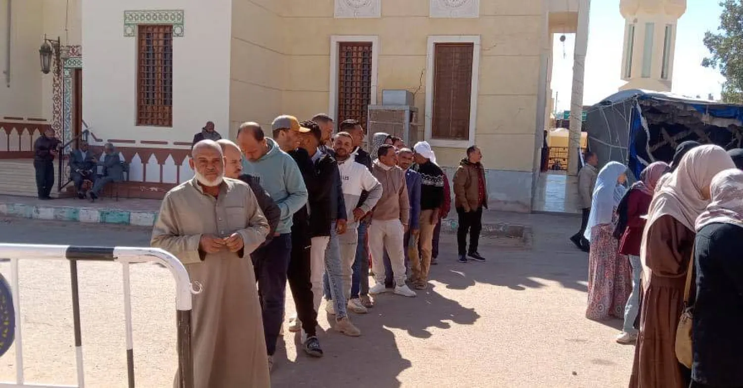 مصريون أمام إحدى لجان التصويت بالوادي الجديد (تنسيقية شباب الأحزاب)