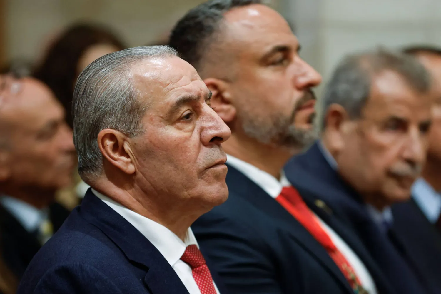 نائب الرئيس الفلسطيني حسين الشيخ (يسار) (أ.ف.ب)