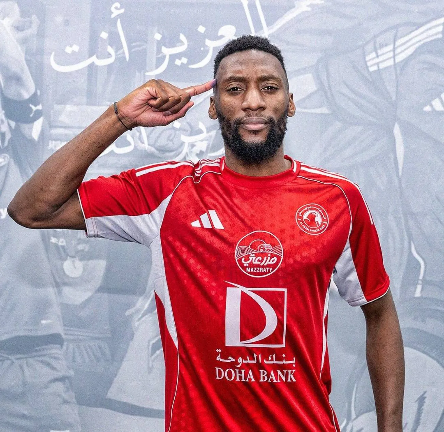 إيكامبي بقميص العربي القطري بعد التوقيع (موقع النادي)