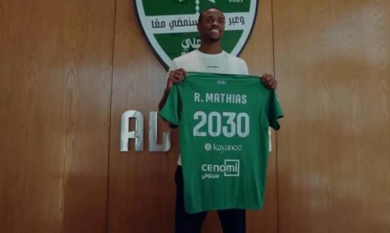 المهاجم البرازيلي ريكاردو ماتياس في الفيديو الرئيسي الذي بثه النادي عبر حسابه (النادي الأهلي)