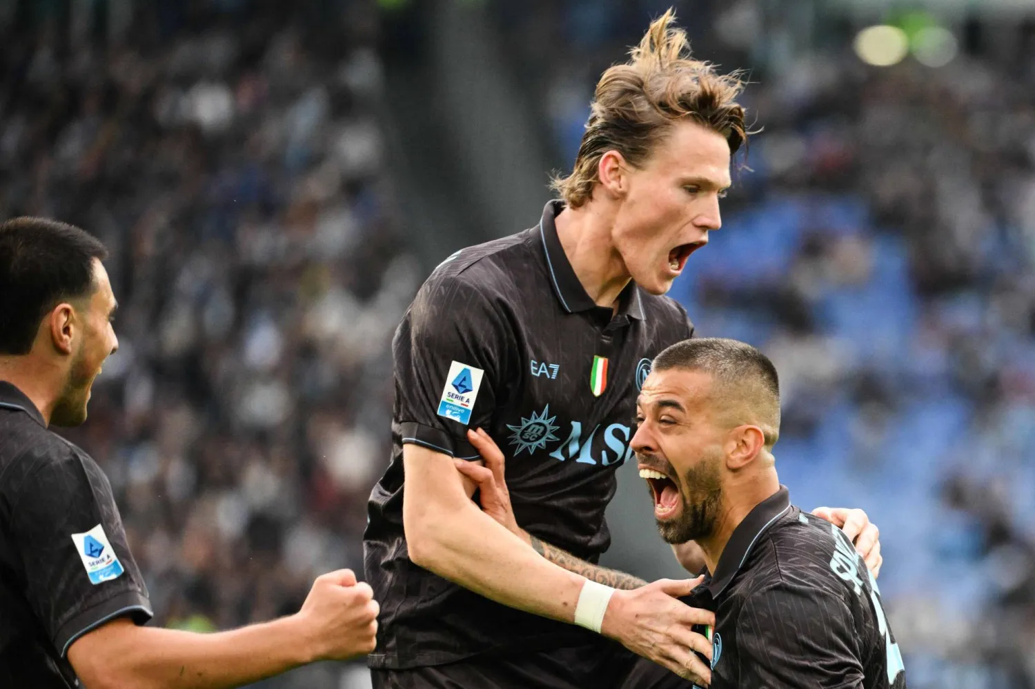  Napoli's Italian defender #37 Leonardo Spinazzola (R) celebrates with Napoli's Scottish midfielder #08 Scott McTominay (C) after scoring his team first goal during the Italian Serie A football match between Lazio and Napoli at the Olympic Stadium in Rome on January 4, 2026. (AFP) 