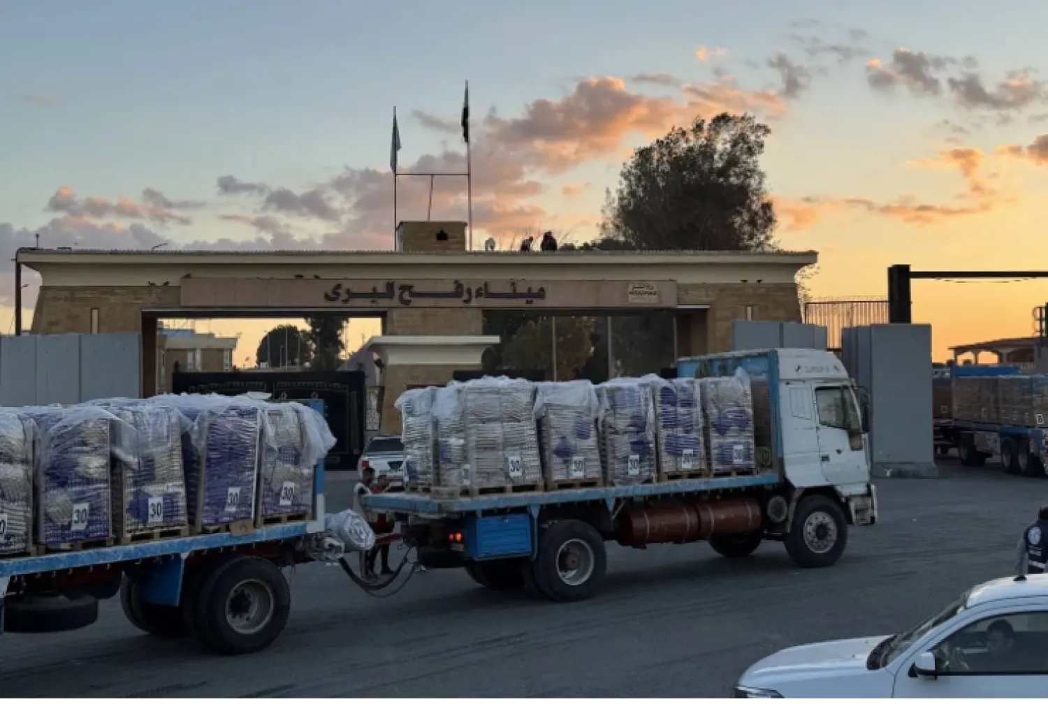 شاحنات محملة بالمساعدات الإنسانية على الجانب المصري من معبر رفح (أ.ف.ب)