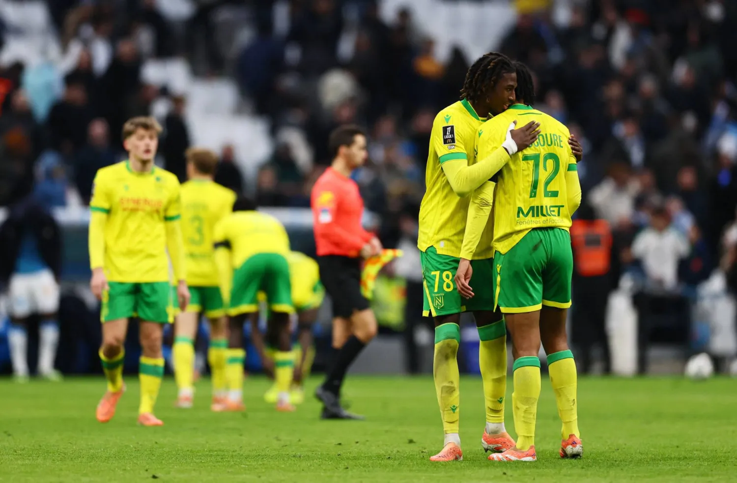 فرحة لاعبي نانت بالفوز على مرسيليا بملعبه (رويترز)