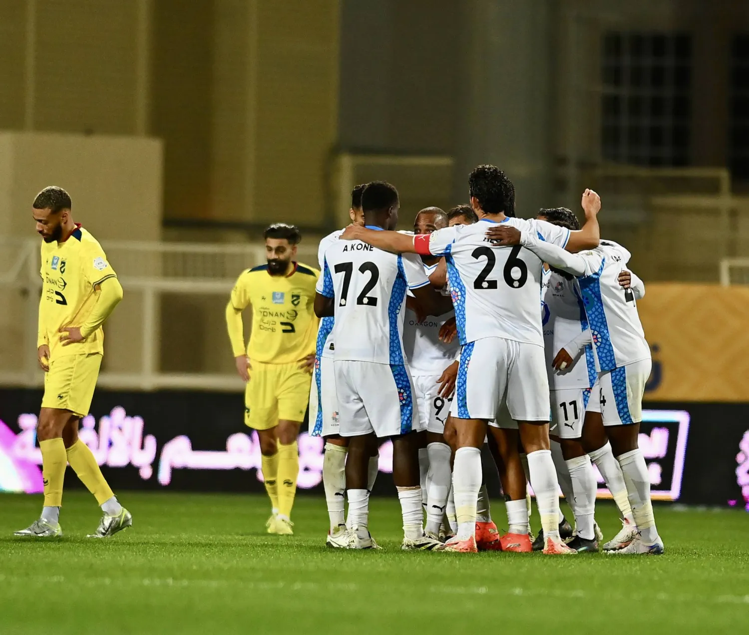فرحة لاعبي نيوم بالهدف الثاني (تصوير: عبد العزيز النومان)