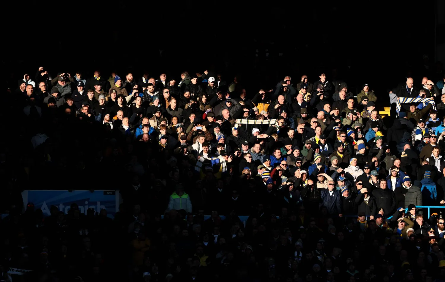 وفاة مشجع لليدز في ملعب «إيلاند رود» (إ.ب.أ)