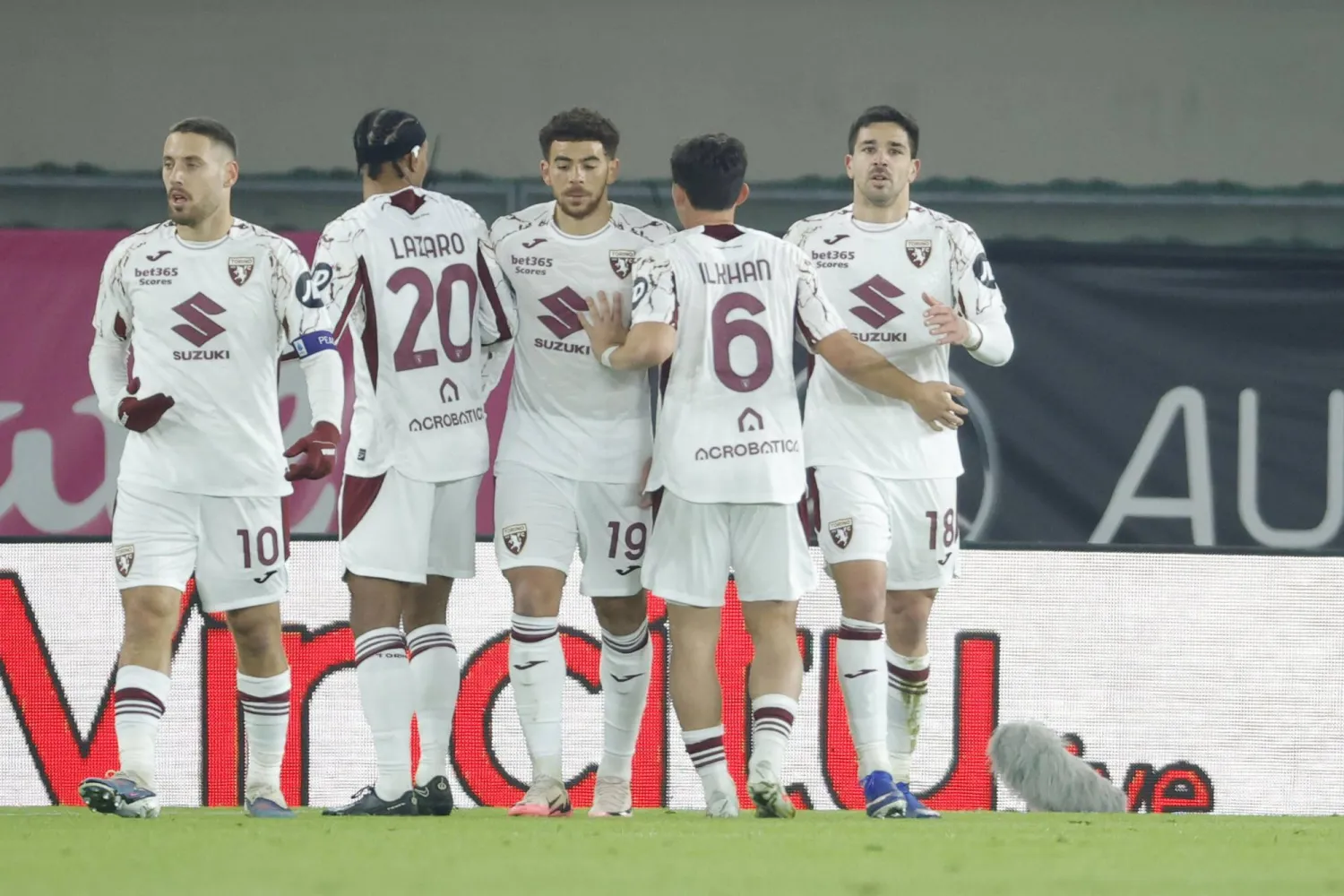 فرحة لاعبي تورينو بالفوز على هيلاس فيرونا (إ.ب.أ)