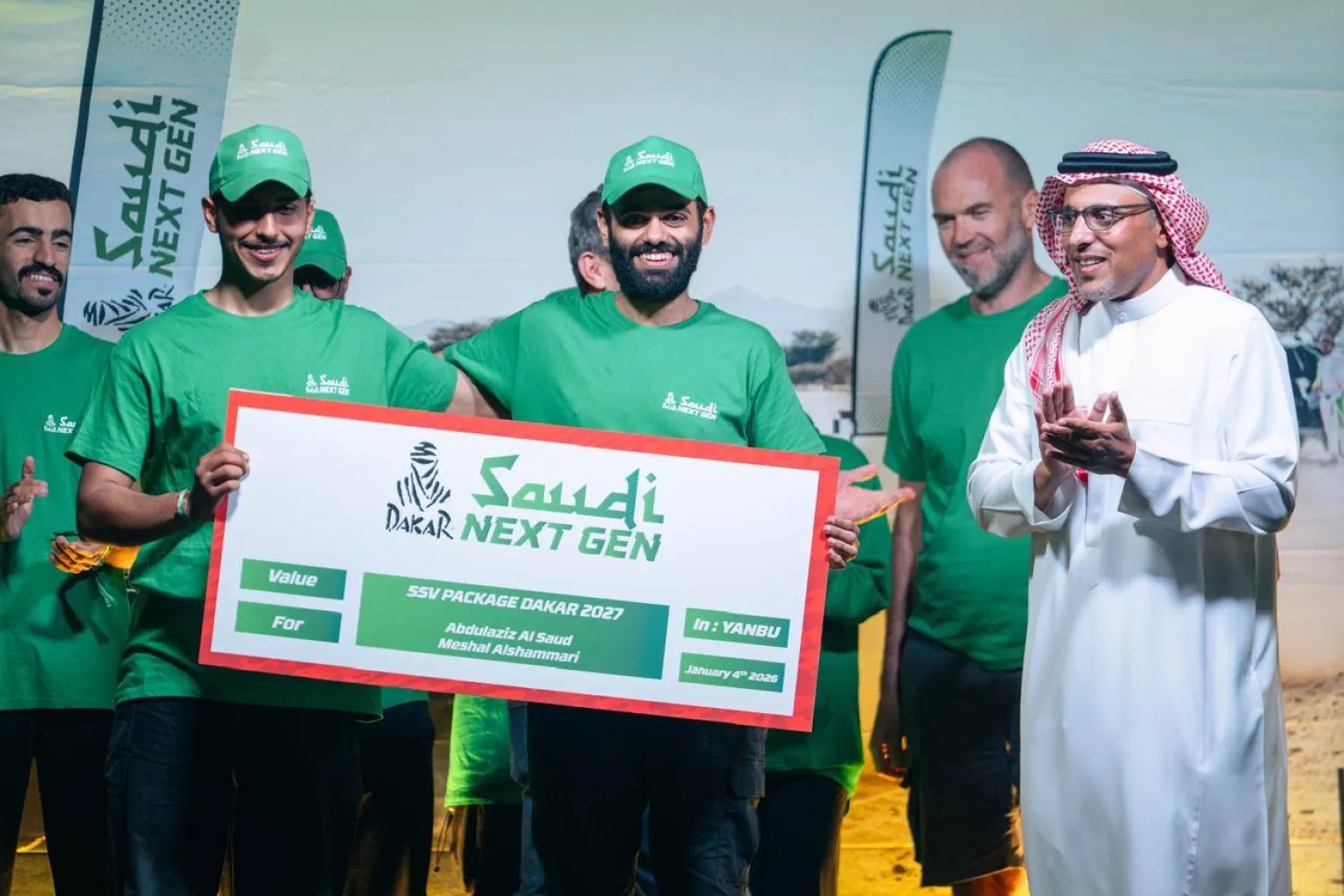 الأمير خالد بن سلطان لحظة إعلان الفائزين في برنامج «الجيل السعودي القادم 2026» (الشرق الأوسط)