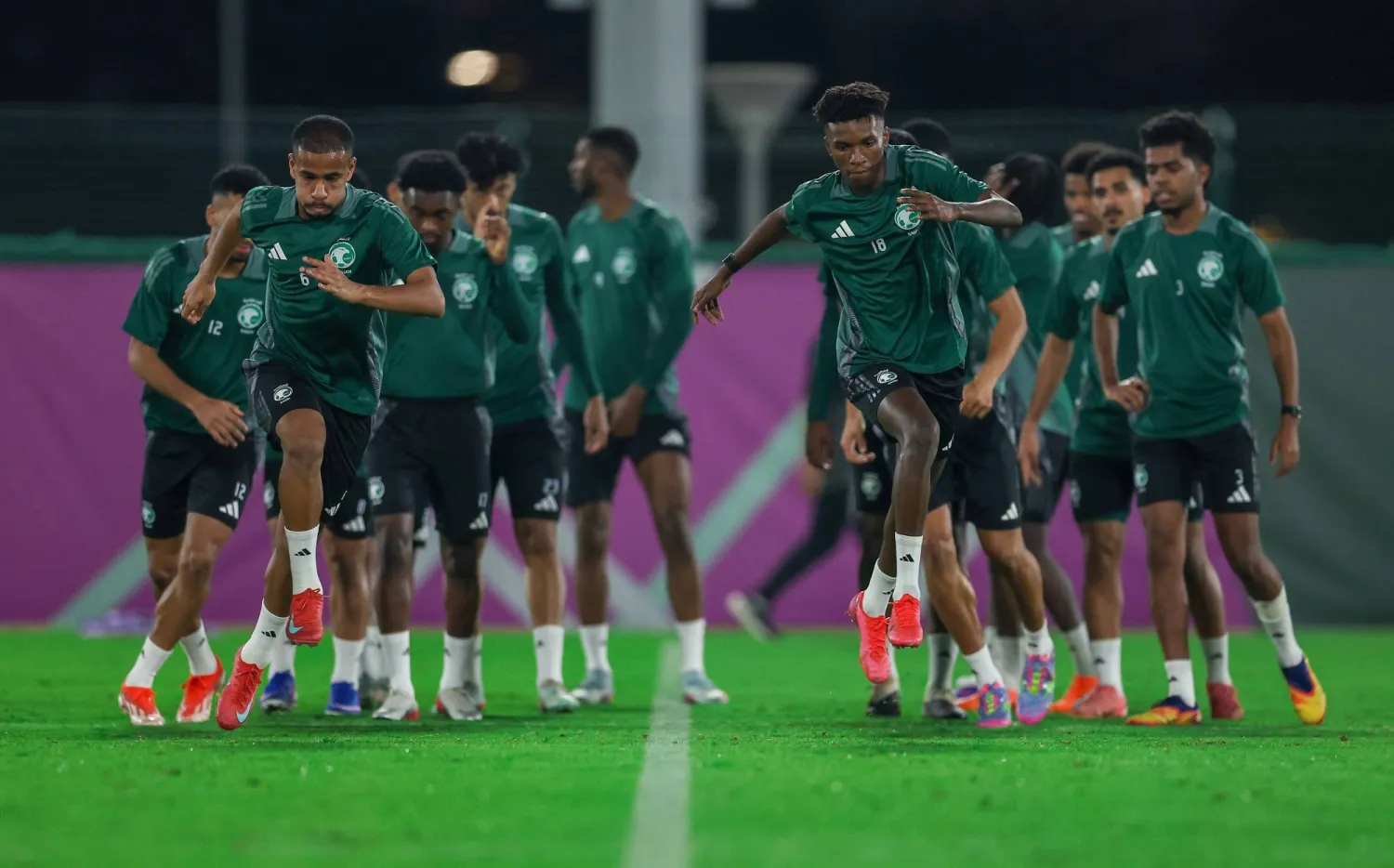 لاعبو الأخضر الأولمبي خلال تدريباتهم في جدة (المنتخب السعودي)