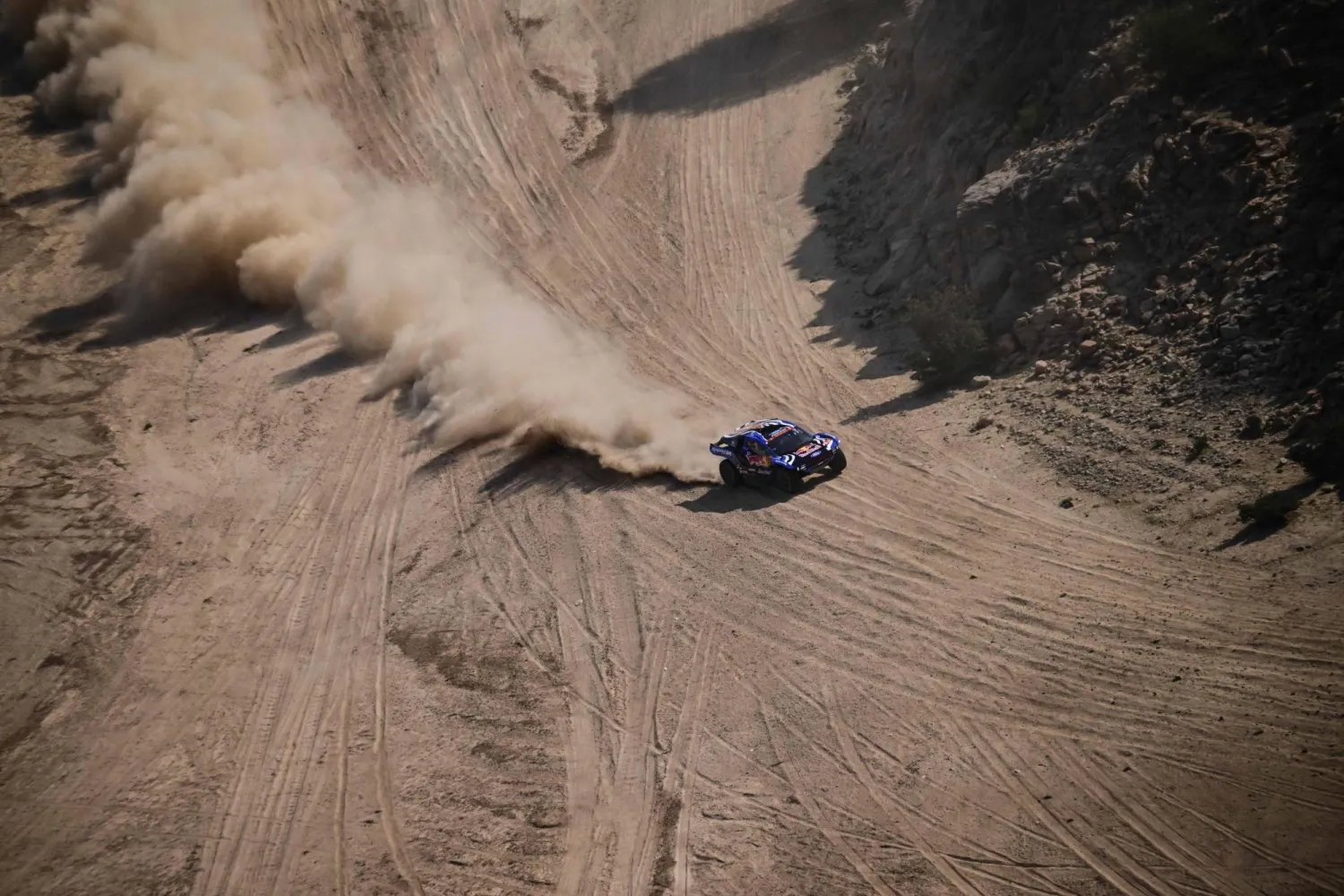 الكثبان الرملية أضفت إثارة على منافسات اليوم الأول (أ.ف.ب)