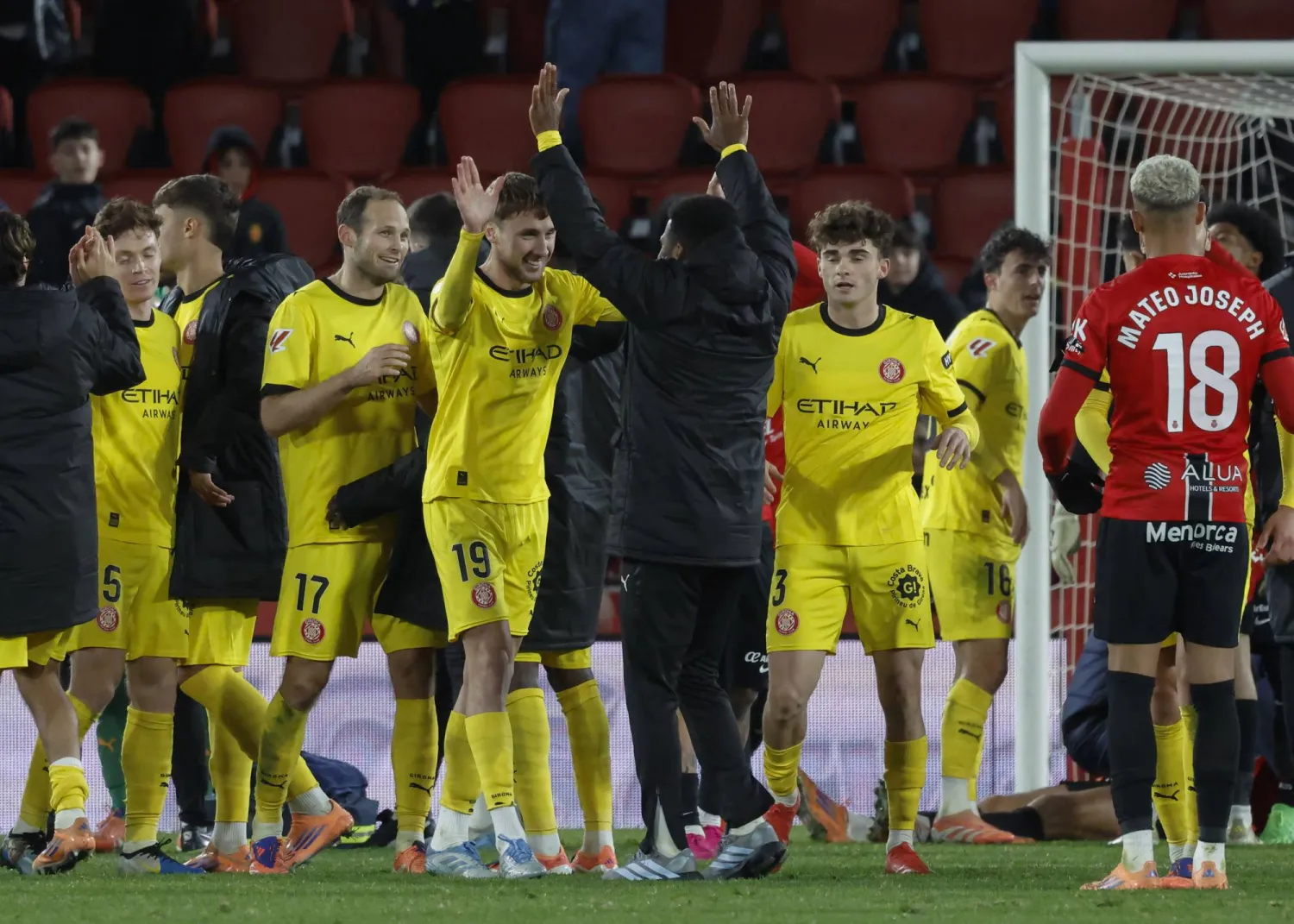 فرحة لاعبي جيرونا بالفوز على مايوركا (إ.ب.أ)