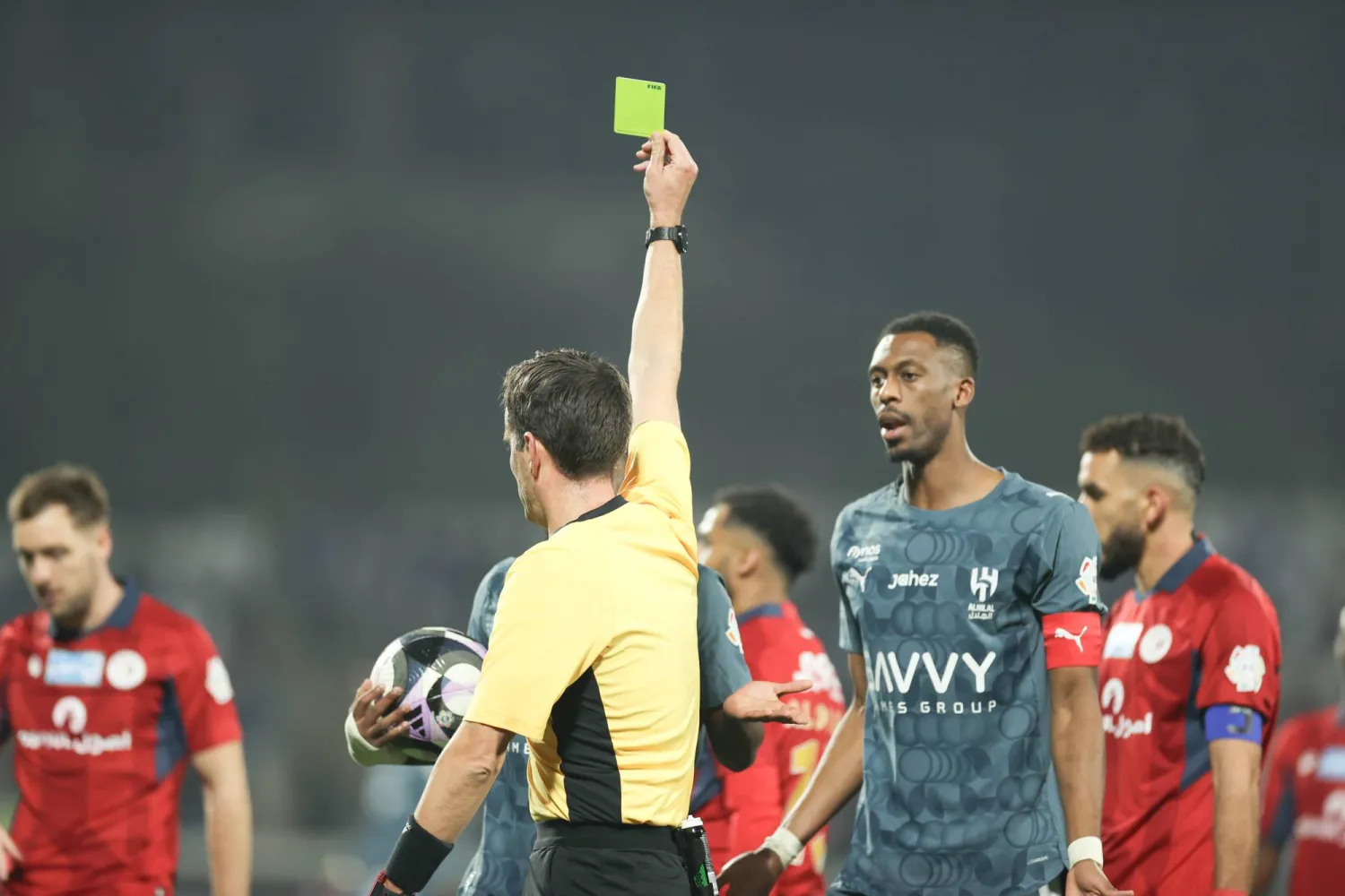 الحكم البلجيكي قرر بشكل استثنائي منح الفريقين حق إجراء 6 تبديلات (تصوير: عدنان مهدلي)