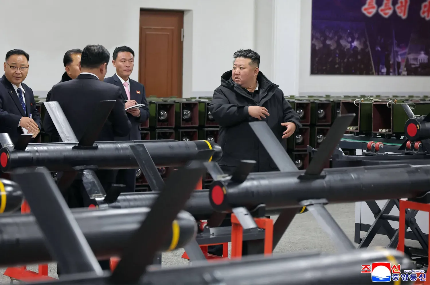 Kim Jong Un, yeri açıklanmayan bir taktik güdümlü silah fabrikasını ziyaret ederken (Kore Haber Ajansı - AFP)