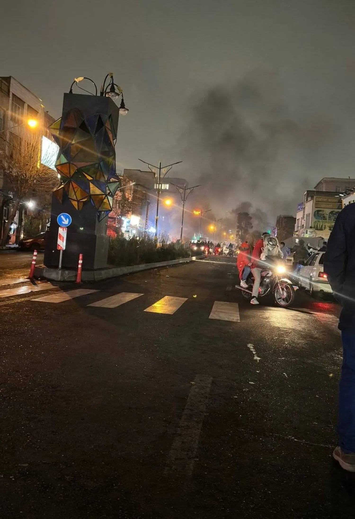 Tahran'ın kuzeydoğusundaki Nizamabad’da gece protestoları (X)