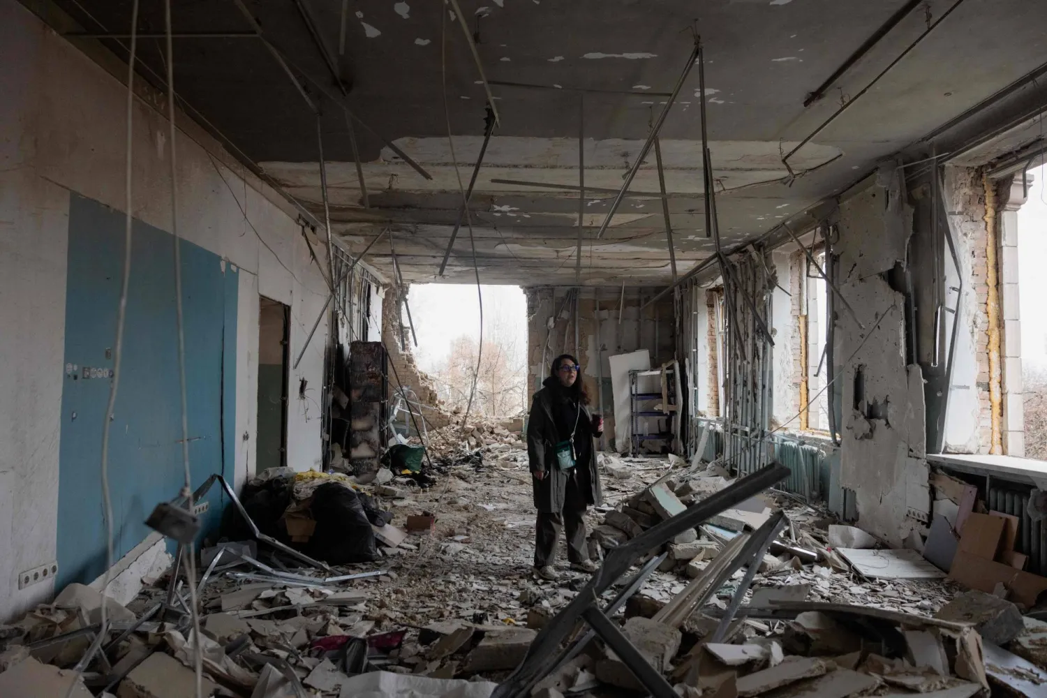 سيدة تقف وسط منزل مدمر في كييف (أ.ف.ب)