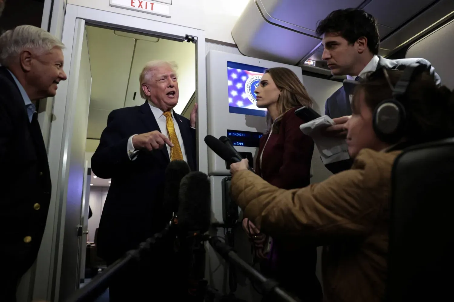 ABD Başkanı Donald Trump, Florida’dan Maryland eyaletindeki Andrews Ortak Üssü’ne giderken başkanlık uçağı Air Force One’da gazetecilere konuşuyor. (Reuters)