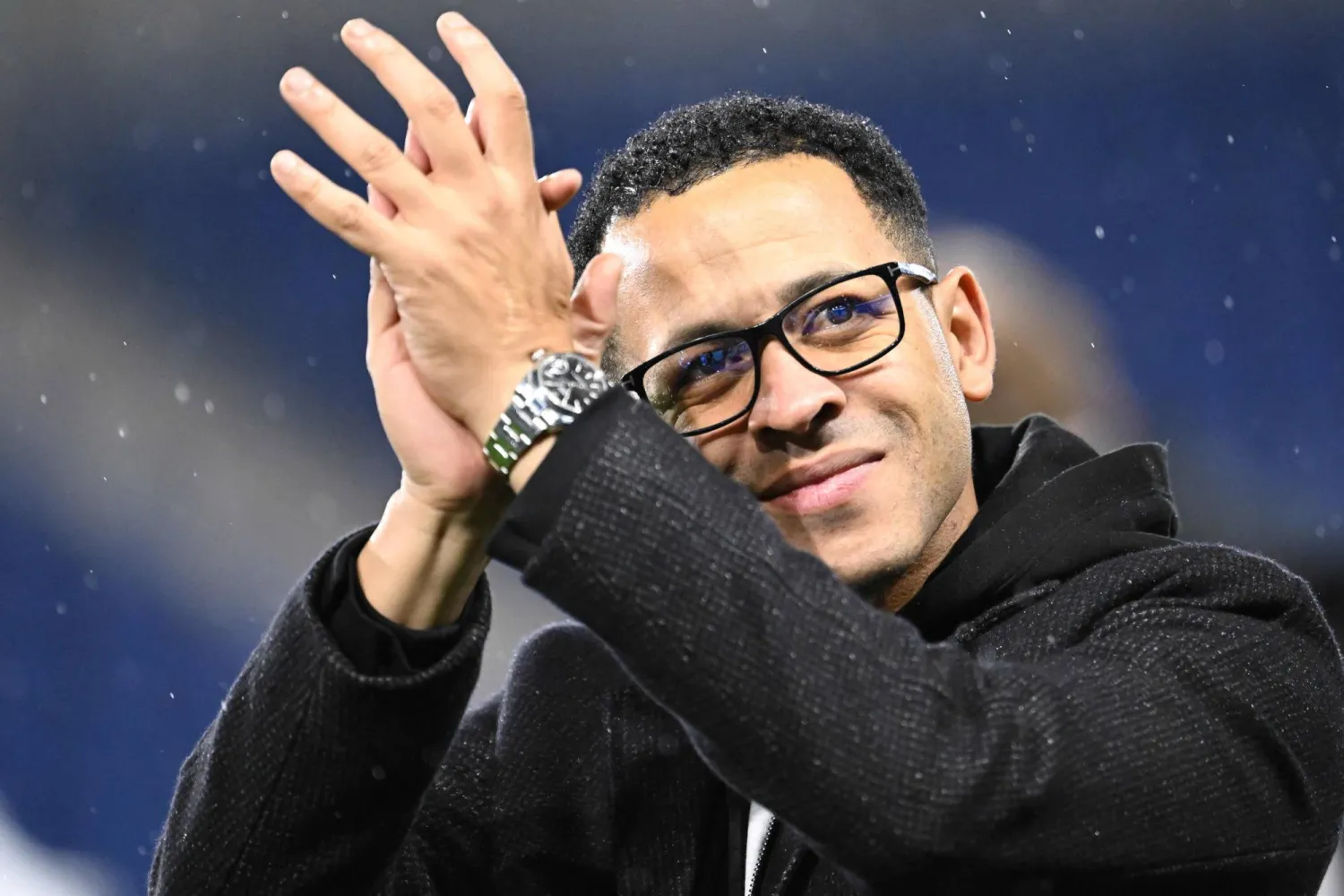 Strasbourg's British head coach Liam Rosenior greets supporters at the end of the French L1 football match between RC Strasbourg Alsace and AJ Auxerre at the Stade de la Meinau in Strasbourg, eastern France on October 29, 2025. (AFP)