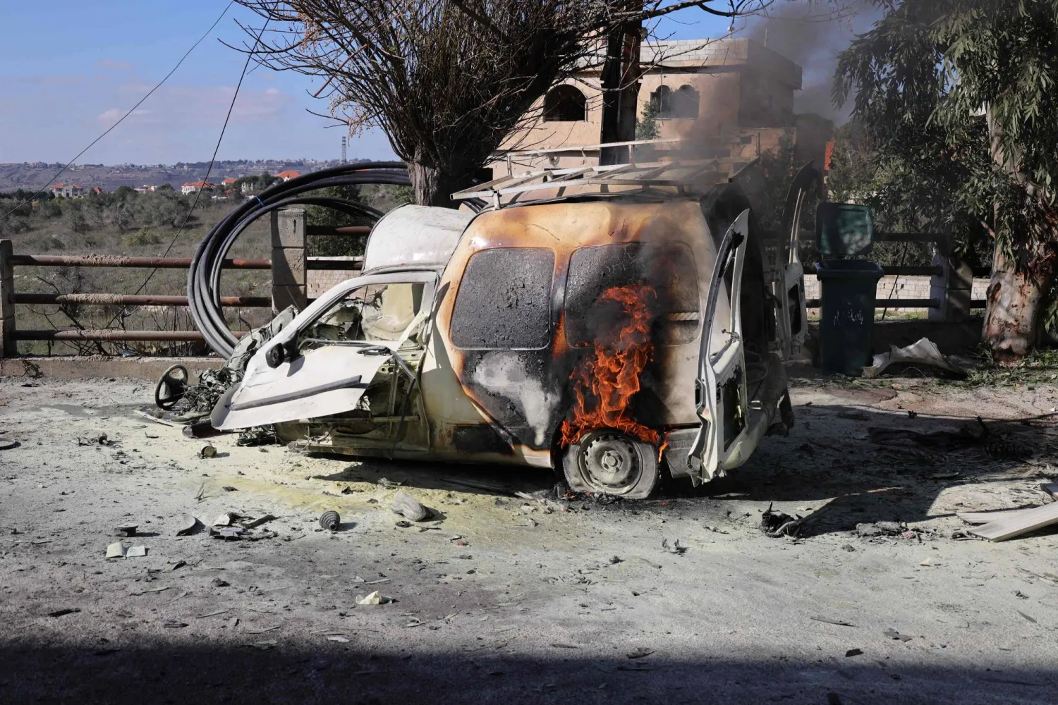 ألسنة اللهب المتصاعدة من سيارة عقب ضربة إسرائيلية في بلدة الخيام بجنوب لبنان أول من أمس (أ.ف.ب)