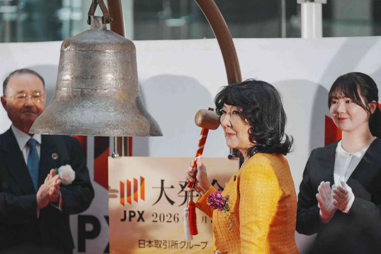 وزيرة المالية اليابانية ساتسوكي كاتاياما تقرع جرس افتتاح أولى جلسات التداول في 2026 بالبورصة اليابانية (أ.ف.ب)