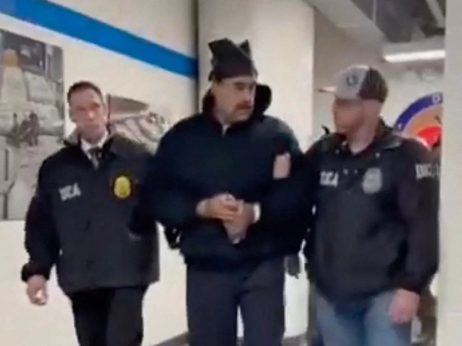 صورة نشرها حساب تابع للبيت الأبيض على «إكس» للرئيس الفنزويلي نيكولاس مادورو وهو رهن الاحتجاز (أ.ف.ب)