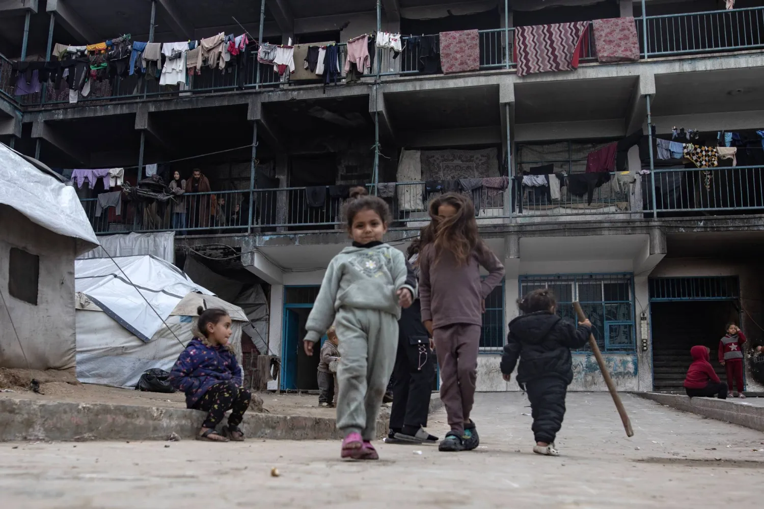 أطفال فلسطينيون نازحون يلعبون داخل مدرسة تابعة لوكالة «أونروا» في مدينة خان يونس (إ.ب.أ)