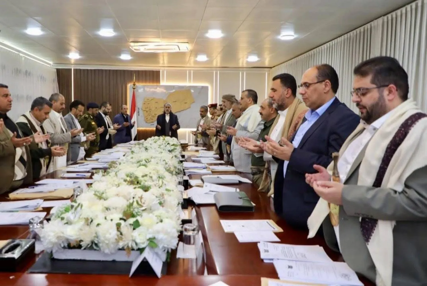 جانب من اجتماع لحكومة الحوثيين الانقلابية في مكان سري (إعلام حوثي)