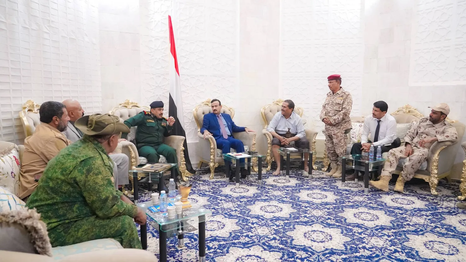 محافظ شبوة خلال لقائه القيادات الأمنية الاثنين لبحث الوضع الأمني (السلطة المحلية بشبوة)