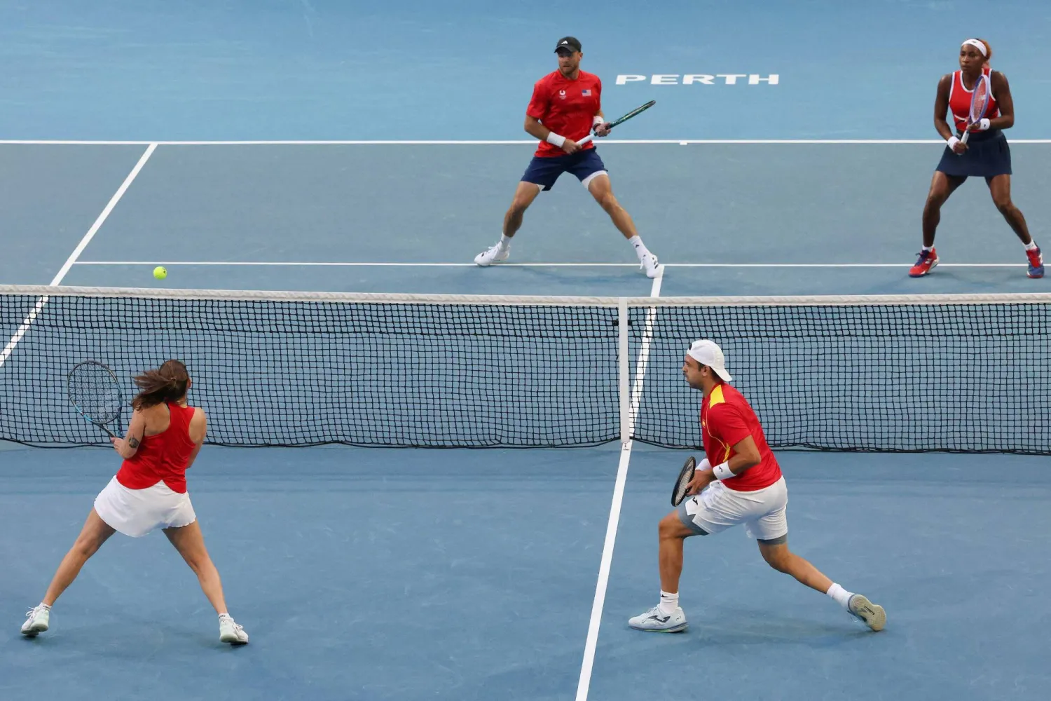 استعادت غوف اتزانها وتعاونت مع هاريسون في الطريق نحو التفوق على الثنائي الإسباني إيفون كافالي ريميرز وسيرفانتس (أ.ف.ب)