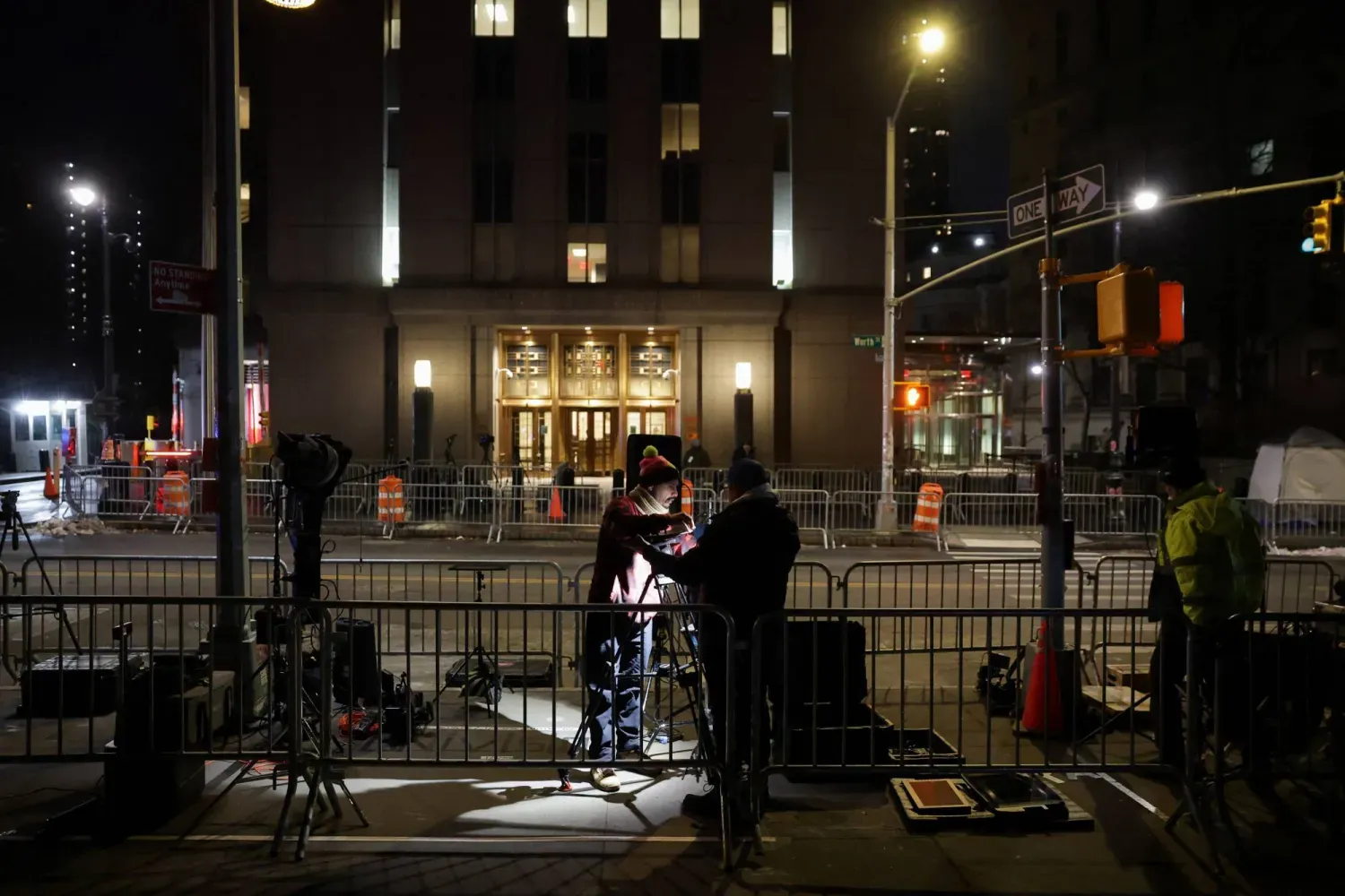 Venezuela Devlet Başkanı Nicolas Maduro'nun ABD federal mahkemesi huzuruna çıkmasından önce Manhattan'da bulunan medya mensupları (Reuters)