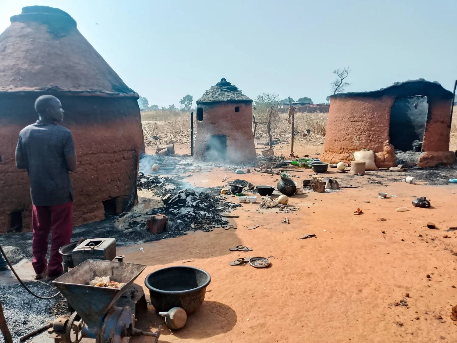 رجل ينظر إلى بقايا منزله بعدما هاجم مسلحون قرية سوكومبارا بولاية النيجر 4 يناير 2026 (رويترز)