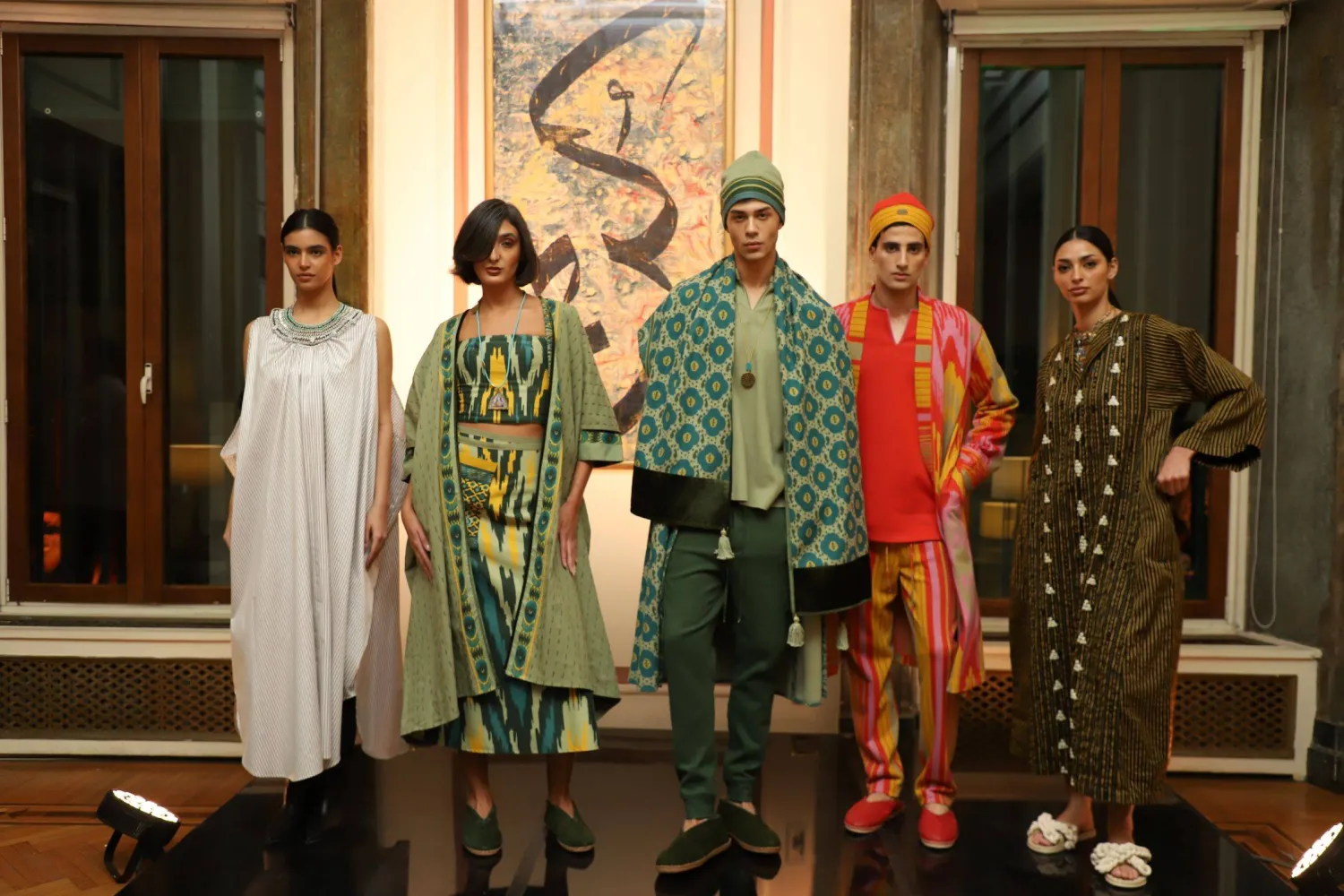 مجموعة من الأزياء التي تم عرضها وتحتفي بالتراث والحرفية بأسلوب عصري  (أسبوع الأزياء المصرية)