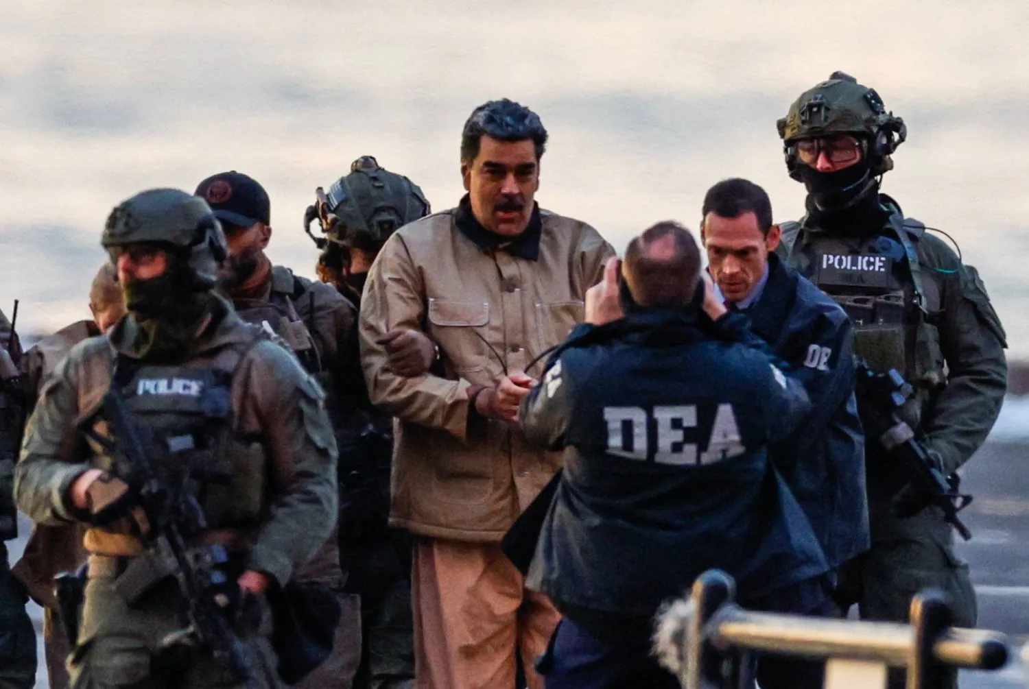 عناصر أمنيون أميركيون يقتادون الرئيس الفنزويلي نيكولاس مادورو إلى المحكمة في وسط مانهاتن بنيويورك (رويترز)