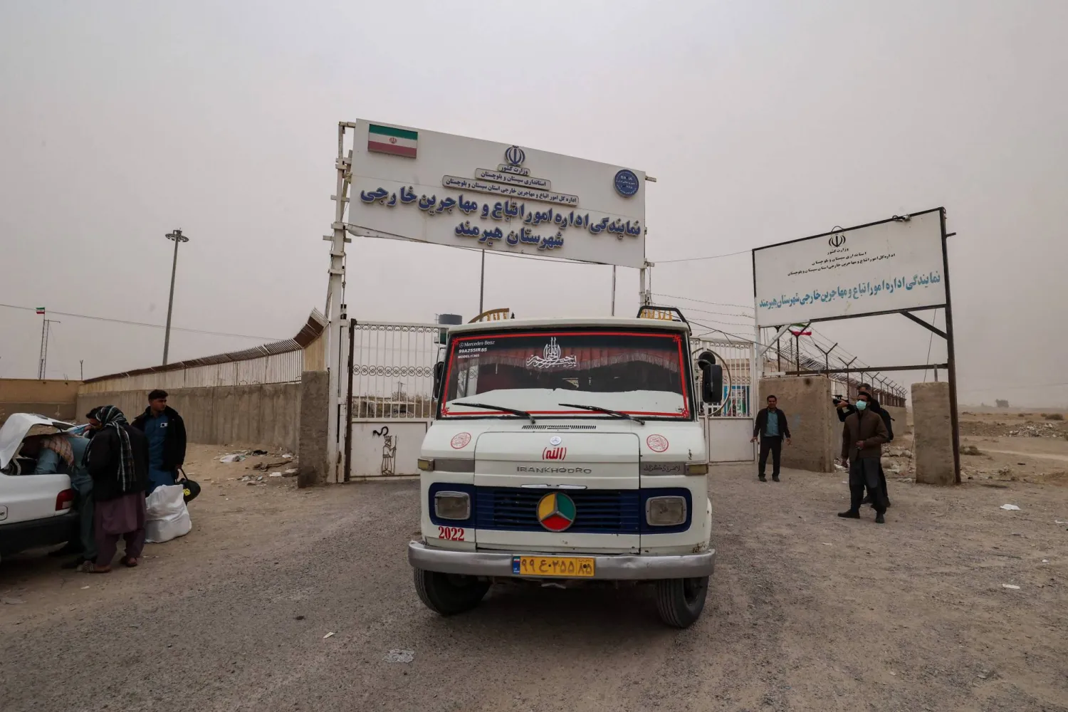 حافلة تقل مهاجرين أفغاناً يتم ترحيلهم لعدم قيامهم بتسوية أوضاعهم القانونية بإيران تغادر مخيماً عند معبر ميلاك الحدودي بالقرب من مدينة زابل في مقاطعة سيستان وبلوشستان الجنوبية الشرقية المتاخمة لأفغانستان يوم 17 ديسمبر 2025 (أ.ف.ب)