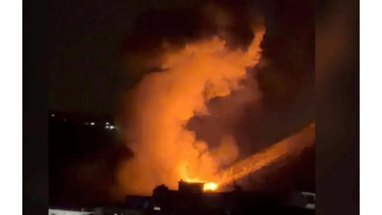 النيران تتصاعد من الموقع الذي استهدفته الغارة الإسرائيلية في بلدة المنارة بالبقاع الغربي (الوكالة الوطنية للإعلام)