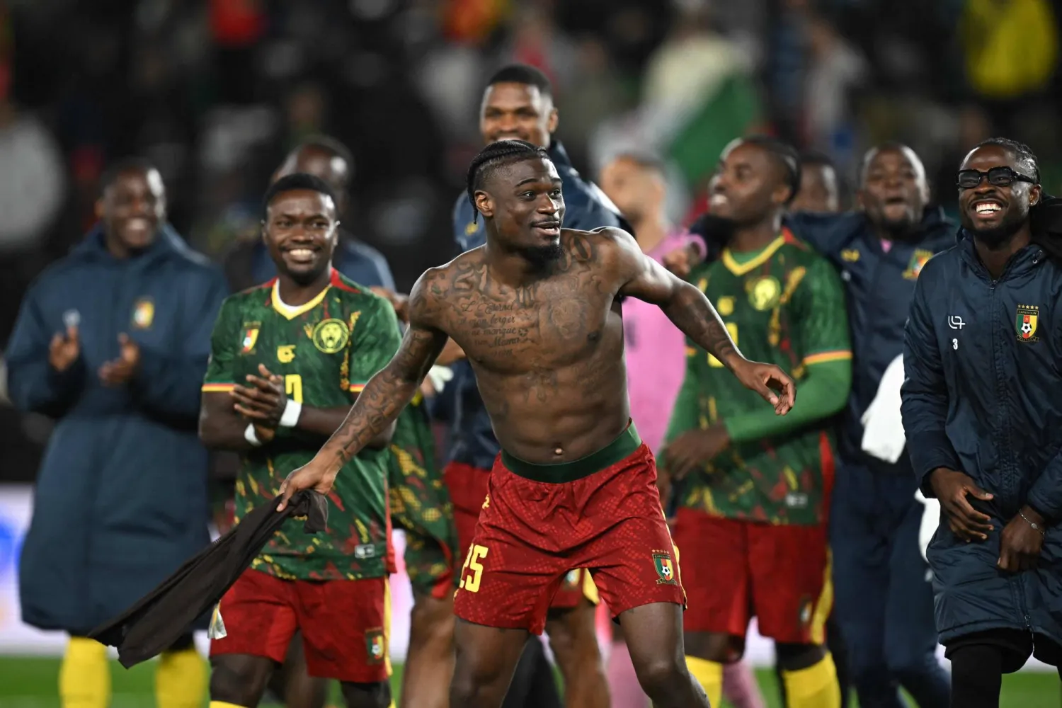 مكافأة للاعبي الكاميرون بعد الفوز على جنوب أفريقيا (أ.ف.ب)